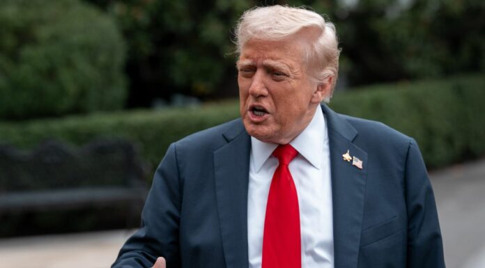 Trump spinge la pace fuori e la guerra dentro l’America