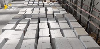 Scoperta a Cassino la più grande fabbrica clandestina di sigarette in Italia / Video