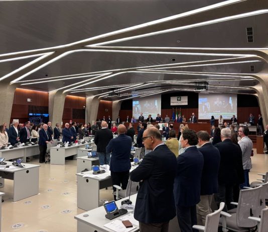 Minuto di silenzio in Consiglio regionale in memoria di Giorgio Armani