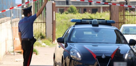 Femminicidio ad Ancona, cinquantenne picchiata a morte in casa: si cerca il marito