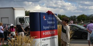 Caccia al killer di Kirk, l’Fbi diffonde la foto di un sospettato. Trump “A Charlie la medaglia postuma della libertà”