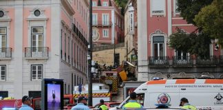 Funicolare deragliata a Lisbona, le immagini della tragedia / Fotogallery