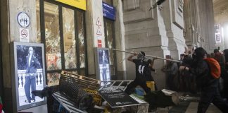 L’Italia in piazza per Gaza, guerriglia urbana a Milano: più di 50 feriti tra le forze di Polizia / Foto e Video
