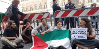 Blitz degli attivisti di Ultima Generazione davanti a Montecitorio, bloccati dalle forze dell’ordine