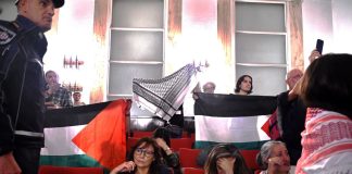 Protesta dei pro Pal al Consiglio comunale di Milano, interrotta la seduta