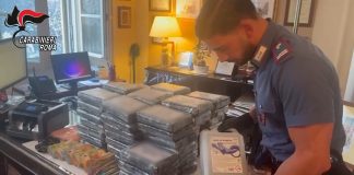 In casa con 67 chili di droga e due pistole, arrestato un 35enne a Roma / Video