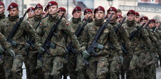 La Polonia schiera 40 mila soldati al confine con Russia e Bielorussia. Macron invia tre caccia francesi