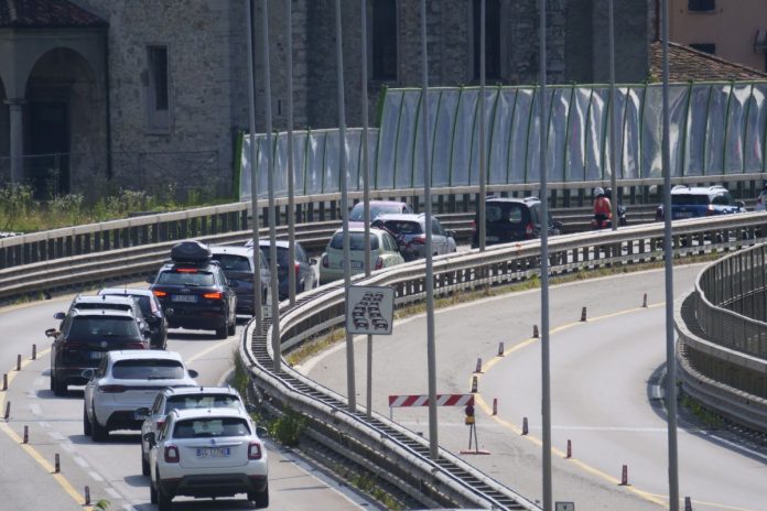 Fuga dalle città e valli bergamasche prese d'assalto da villeggianti. Lunghe code anche causa presenza di cantieri su tutta la provinciale della Valle Brembana.