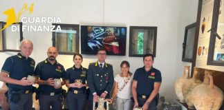 La Guardia di Finanza consegna sei anfore antiche al “Parco Archeologico di Naxos Taormina”