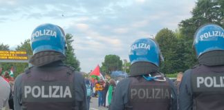 Scontri tra Pro Pal e polizia a Torino, ci sono manifestanti e agenti feriti. Il corteo raggiunge il Salone dell’Auto