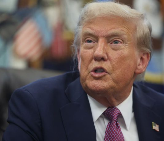 Trump “Se il Governo di Teheran dovesse uccidermi ho dato ordine di distruggerli completamente”. Oggi negoziati Usa-Iran in Oman