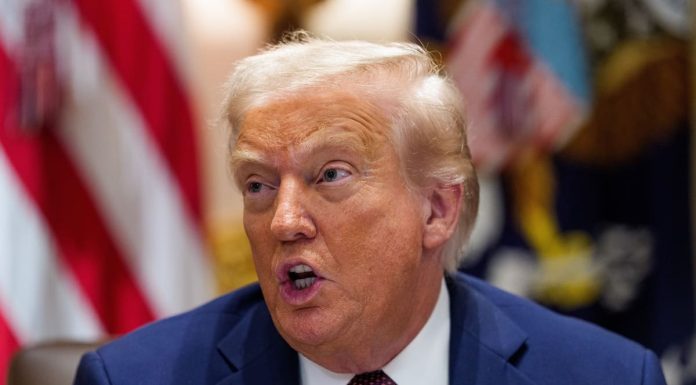 Trump assediato su ogni fronte, aspetta e spera nella Corte Suprema