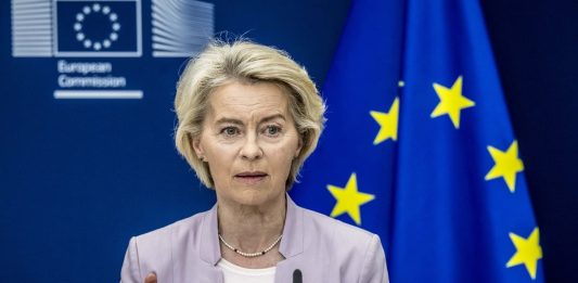 La Commissione Ue presenta lo scudo europeo per la democrazia, von der Leyen “Rafforziamo il fondamento della libertà”