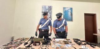 Armi, droga e falsi distintivi: a Roma arrestato un 23enne