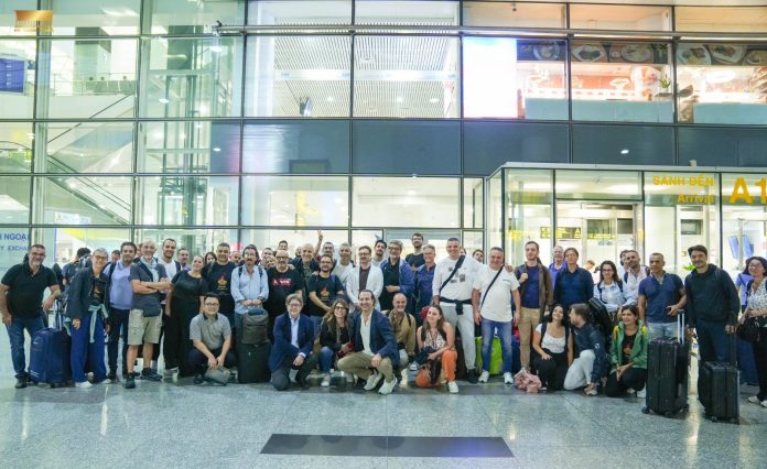 Arrivo ad Hanoi dell'orchestra