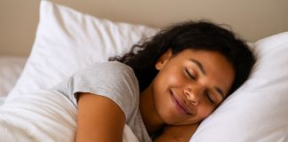 Come dormire meglio: le semplici e preziose regole da seguire subito donna addormentata