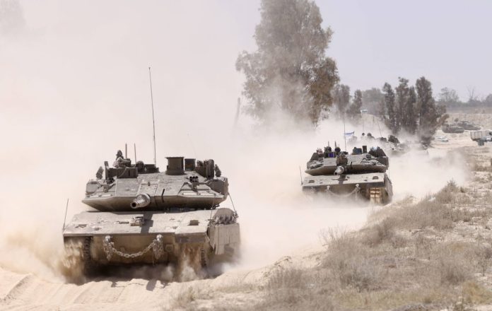 Conflitto israelo - palestinese: Gaza, i carri armati di Israele in azione: al via l'offensiva di terra 'Carri di Gedeone'