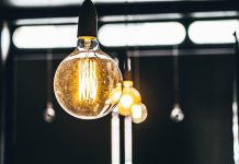 Offerte luce casa: una breve guida alle fasce orarie di consumo lampadina accesa bulbo