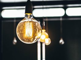 Terna, a settembre consumi elettrici in aumento del 6,5%, valore più alto dal 2014 lampadina accesa bulbo