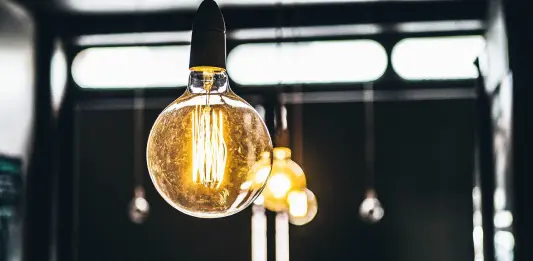 Terna, a settembre consumi elettrici in aumento del 6,5%, valore più alto dal 2014 lampadina accesa bulbo
