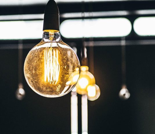 Terna, a settembre consumi elettrici in aumento del 6,5%, valore più alto dal 2014 lampadina accesa bulbo