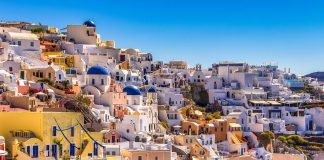 Santorini si conferma tra le mete più gettonate per le vacanze estive Santorini panorama