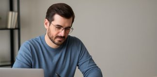 Metodo 1-3-5: il trucco semplice che ti libera un’ora al giorno uomo prende appunti