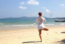 Micro abitudini 2025: 9 trucchi “da 10 minuti” per più energia e meno stress ogni giorno yoga in spiaggia