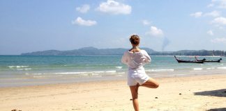 Micro abitudini 2025: 9 trucchi “da 10 minuti” per più energia e meno stress ogni giorno yoga in spiaggia