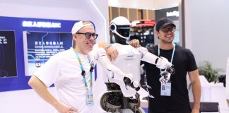 Cina: area dedicata ai robot di servizio alla 138ma Fiera di Canton (2)
