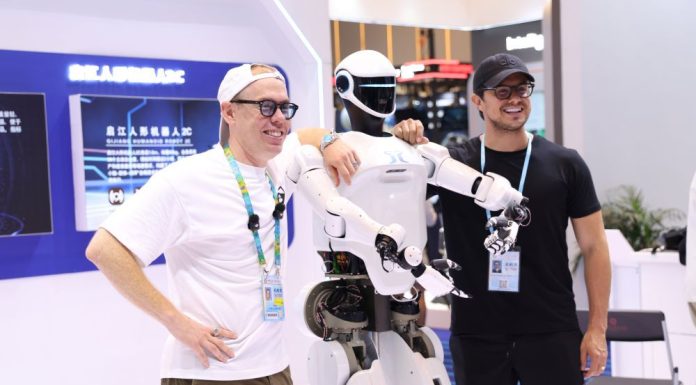 Cina: area dedicata ai robot di servizio alla 138ma Fiera di Canton (2)