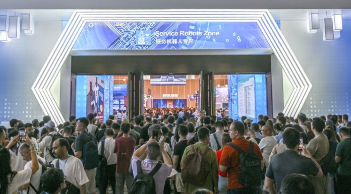 Cina: area dedicata ai robot di servizio alla 138ma Fiera di Canton (3)