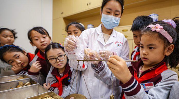 Cina, Giornata mondiale della MTC: a scuola si insegna medicina tradizionale (2)