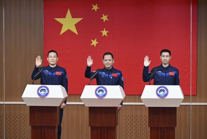 (FOCUS) CHINA-JIUQUAN-SHENZHOU-21-CREW-PRESS CONFERENCE (CN)