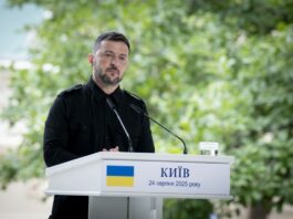 Ucraina, gli attacchi russi provocano 4 vittime nella regione di Kiev. Zelensky “Servono missili”