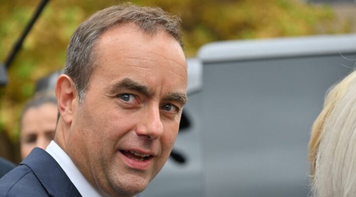 Francia, lascia il primo ministro Lecornu. Macron accetta le dimissioni