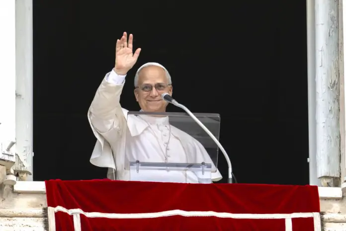 Roma, Papa Leone XIV durante la sua prima preghiera Reginal Caeli dalla loggia centrale principale della basilica di San Pietro in Vaticano.