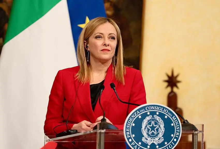 geronimo it renzi-fdi-la-stazione-di-ricarica-elettrica-autobus-irrispettosa-delluanfiteatro-romano-A66071 004