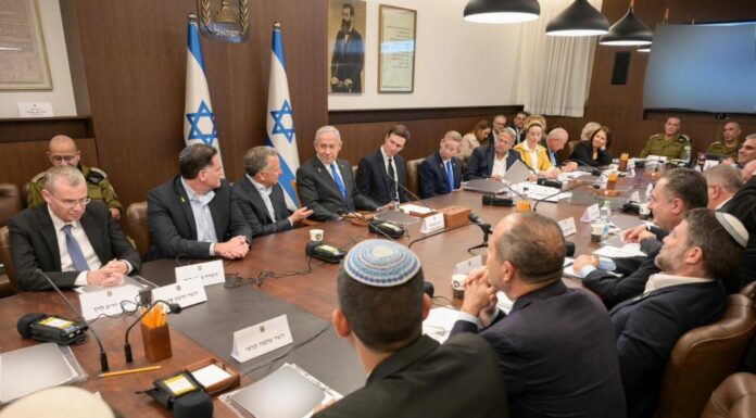 Israele approva l’accordo, a Gaza è in vigore il cessate il fuoco. Previsto vertice in Egitto di Trump con leader arabi e UE