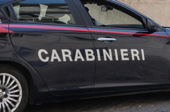 Pattuglia di carabinieri controlla la Sinagoga di Roma