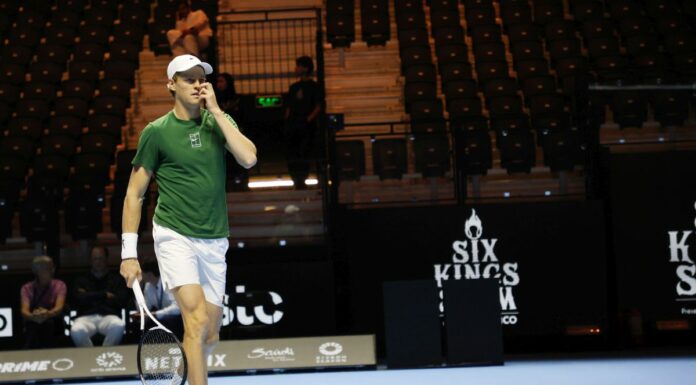 Sinner batte Tsitsipas, ora sfida Djokovic al Six Kings Slam