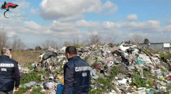 Rifiuti pericolosi, Carabinieri Noe sequestrano discarica abusiva di 1000 mq