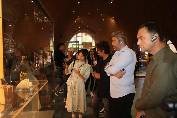 geronimo it biblioteca-comunale-si-inaugura-sabato-20-la-mostra-uverso-il-quarantennale-progetti-speciali-cresconou-A40591 011