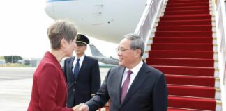 Premier cinese arriva a Singapore per una visita ufficiale