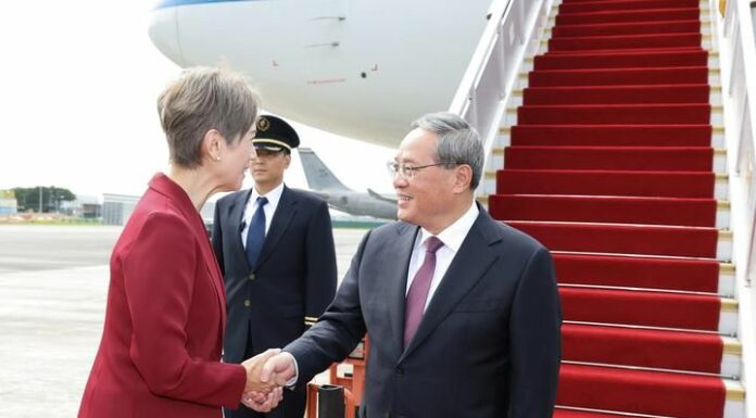 Premier cinese arriva a Singapore per una visita ufficiale