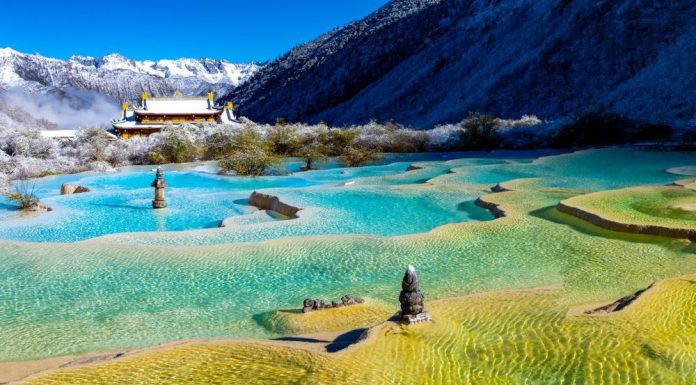 Cina: prima nevicata a Huanglong, atmosfera magica tra laghetti naturali (1)