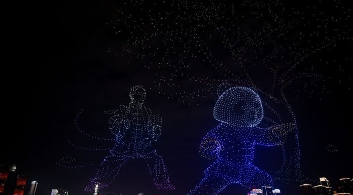 Cina: Giornata Mondiale delle Città, spettacolo di luci coi droni a Chongqing (1)