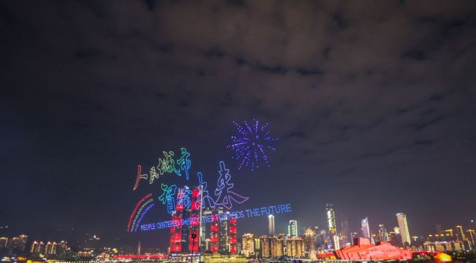 Cina: Giornata Mondiale delle Città, spettacolo di luci coi droni a Chongqing (2)