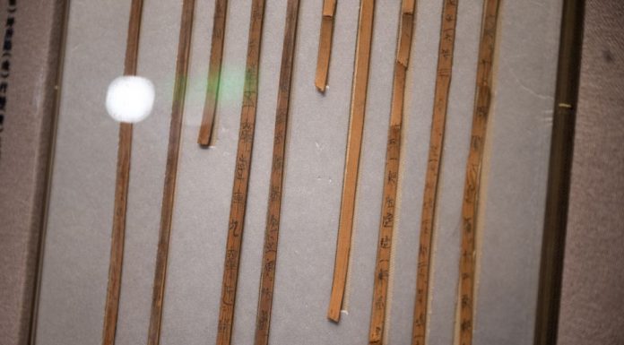 Cina: a Wuhan in mostra antiche tavolette di bambù e legno cinesi (1)