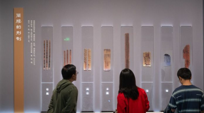 Cina: a Wuhan in mostra antiche tavolette di bambù e legno cinesi (2)